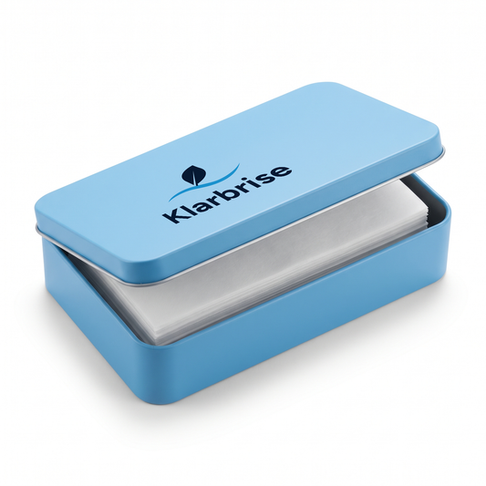 Klarbrise Aufbewahrungsdose: flache rechteckige Blechdose in Himmelblau mit Klappdeckel und Waschmittel-Blättern
