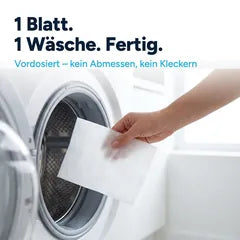 Eine Waschmittel-Folie legt sich in die Hand vor der Waschmaschine