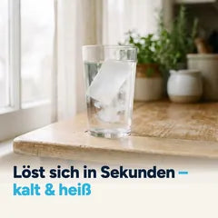 Ein Waschmittel-Blatt löst sich in Sekunden in einem Glas Wasser auf – kalt und heiß