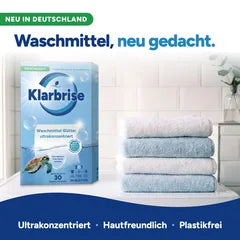 Klarbrise Packung auf einer weißen Waschmaschine neben gefalteten Handtüchern