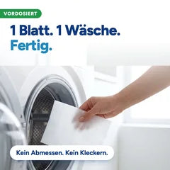 Eine Hand legt ein Klarbrise Waschmittel-Blatt in die Waschmaschine: 1 Blatt, 1 Wäsche