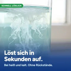 Ein Waschmittel-Blatt löst sich in Sekunden im Wasser auf