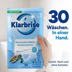 Eine Hand hält die Klarbrise Packung: 30 Wäschen, leicht und flach