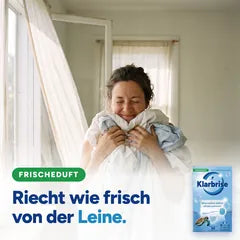 Frau atmet tief den frischen Duft von gerade gewaschener Wäsche ein: Klarbrise Frischeduft, riecht wie frisch von der Leine
